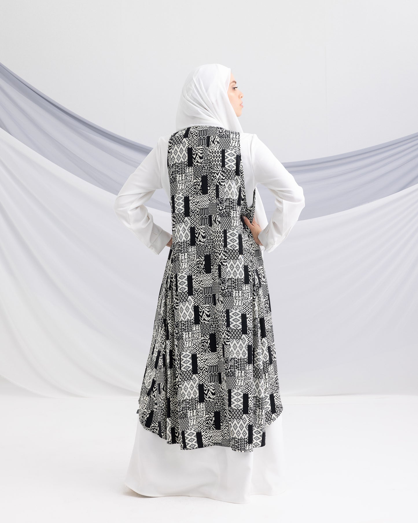 Sleeveless Crepe Cardigan 55