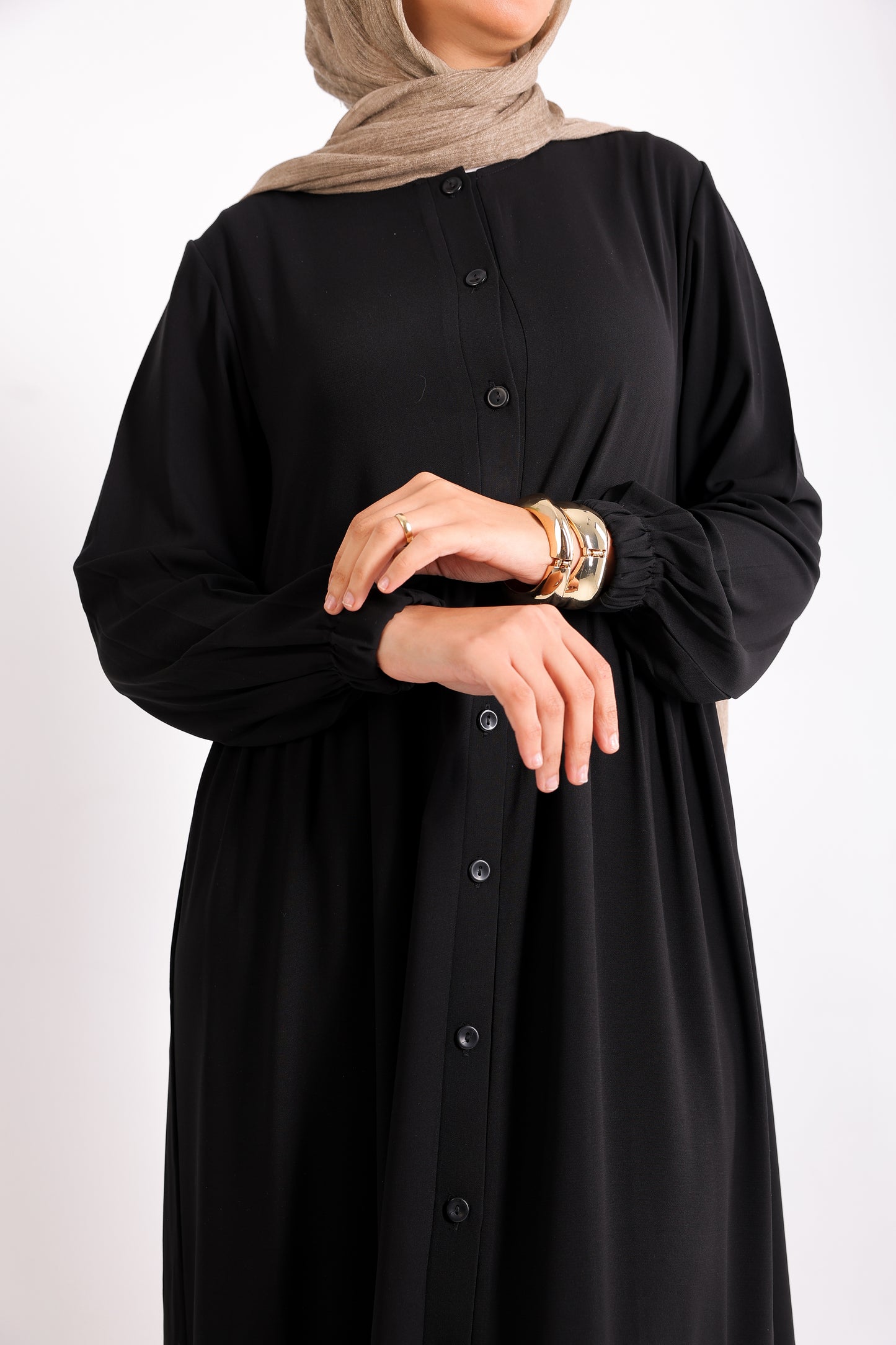 Flowy button-down dress with ruffle details and side pockets.
Code 507