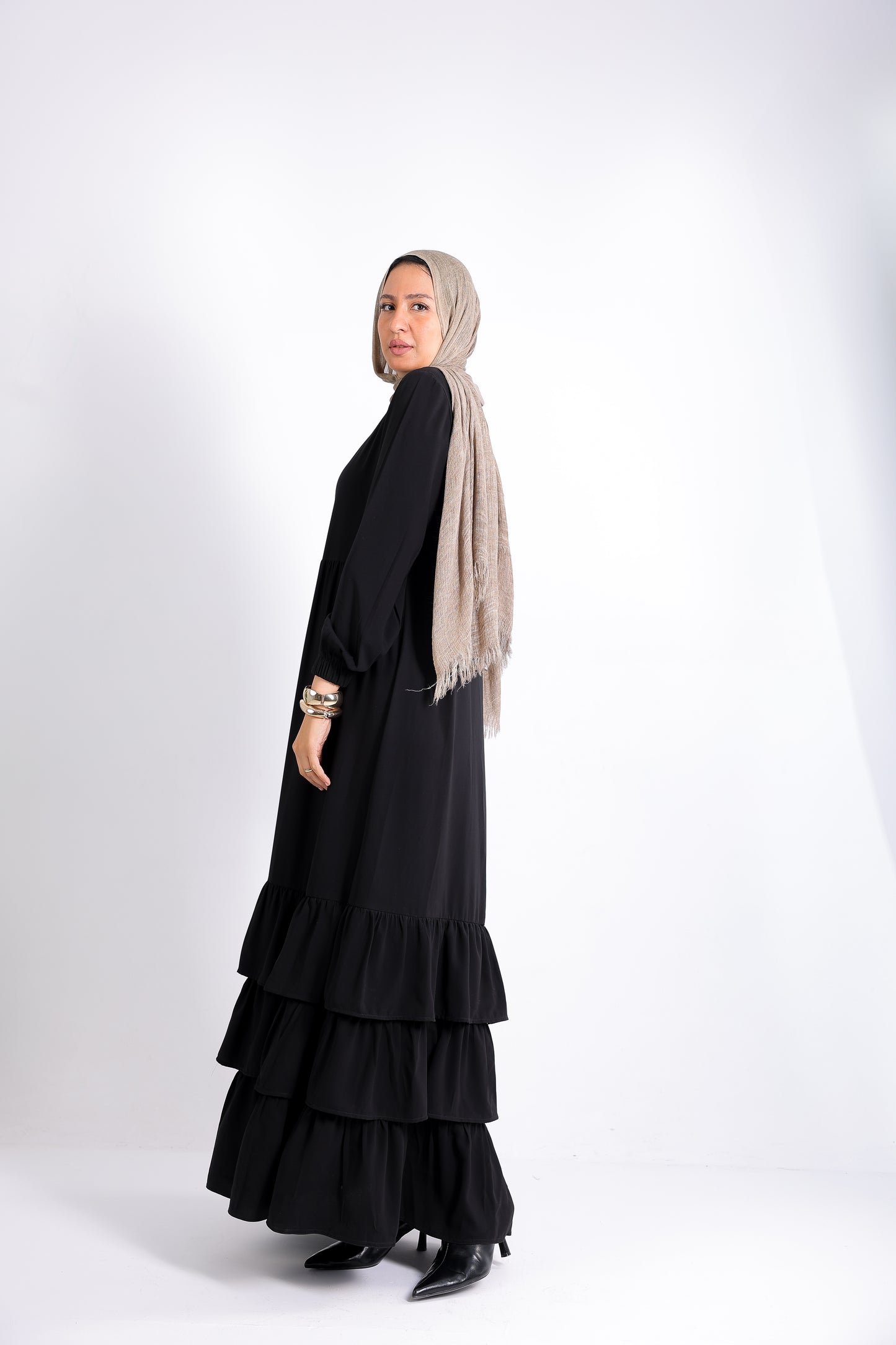 Flowy button-down dress with ruffle details and side pockets.
Code 507